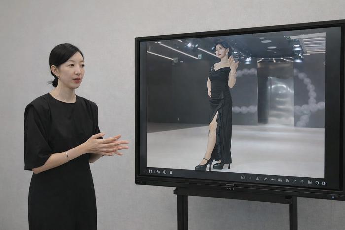 프로필 포즈에 대하여 특강을 하는 안시현 교수