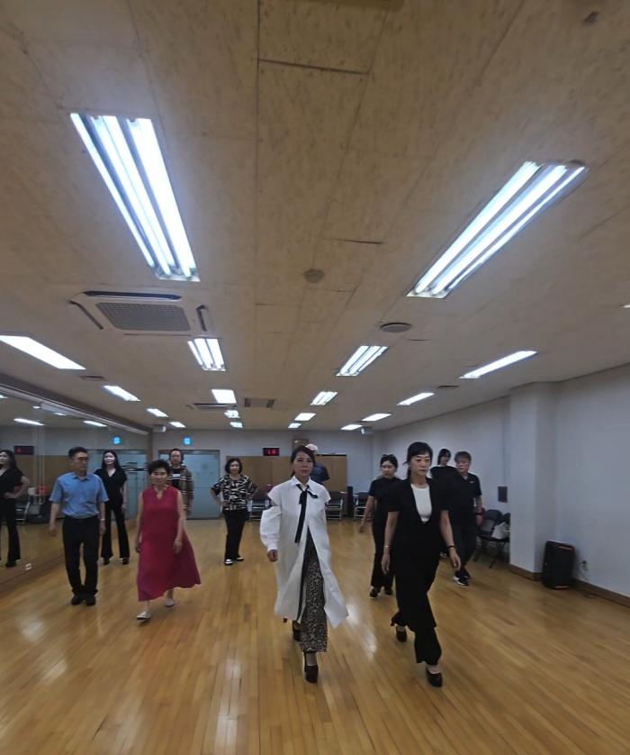 한국패션예술인협회 전문강사와 함께하는 삼육대학교 시니어모델 퍼포먼스 워킹 실습