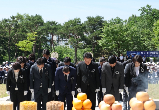 청주시의회, 제71회 현충일 맞아 충혼탑 참배 기사 이미지