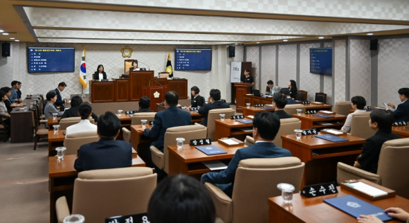 해운대구의회, 제10대 전반기 전격 출범…심윤정 의장 ․ 원영숙 부의장 선출 기사 이미지