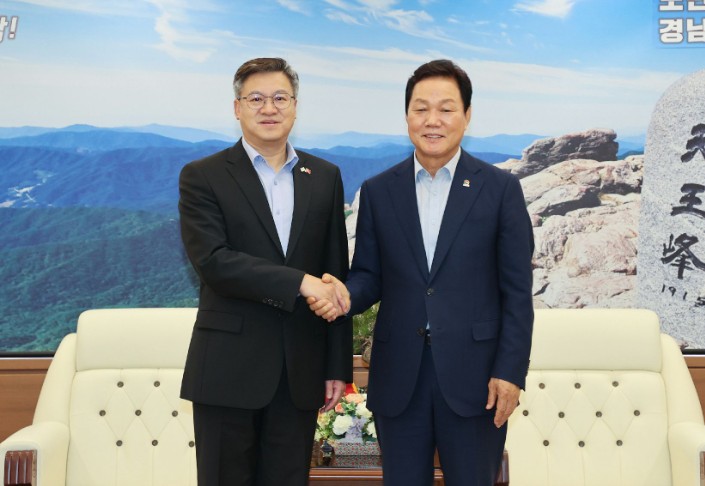 “중국은 중요한 협력 파트너... 상생협력 확대 기대” 박완수 경남도지사, 천르뱌오 주부산중국총영사 접견 기사 이미지