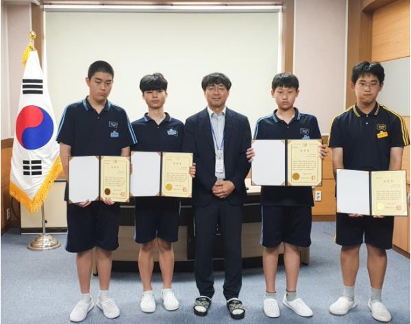 부산교육청, 따뜻한 나눔 실천 부산남중 학생 표창 수여 기사 이미지