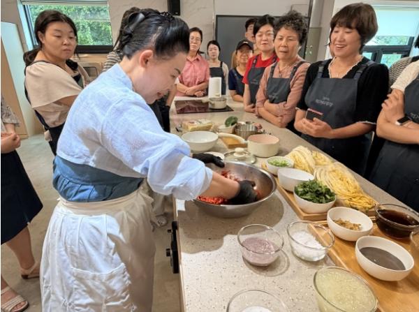 경기도, 유정임 김치명인과 함께한 ‘경기잇는식탁’ 2회차 마무리 기사 이미지