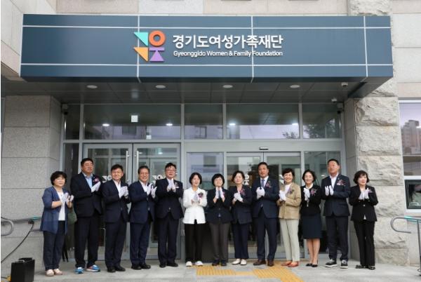 추미애 “공공기관 이전 취지 살려 좋은 성과 낼 수 있도록 지원할 것” 경기도여성가족재단, 신청사 이전 기념식 개최 기사 이미지